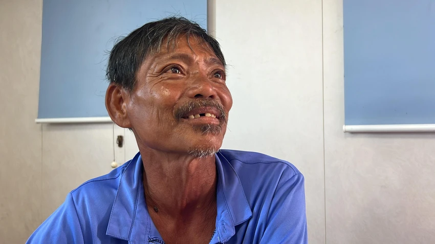 Ngư dân Trần Theo kể lại chuyến hành trình chín ngày trên biển. Ảnh: HH. Ngư dân Trần Theo kể lại chuyến hành trình chín ngày trên biển. Ảnh: HH.