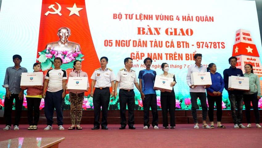 Lãnh đạo Vùng 4, Quân chủng Hải quân, tặng quà cho các ngư dân và gia đình. Ảnh: HUỲNH HẢI. Lãnh đạo Vùng 4, Quân chủng Hải quân, tặng quà cho các ngư dân và gia đình. Ảnh: HUỲNH HẢI.