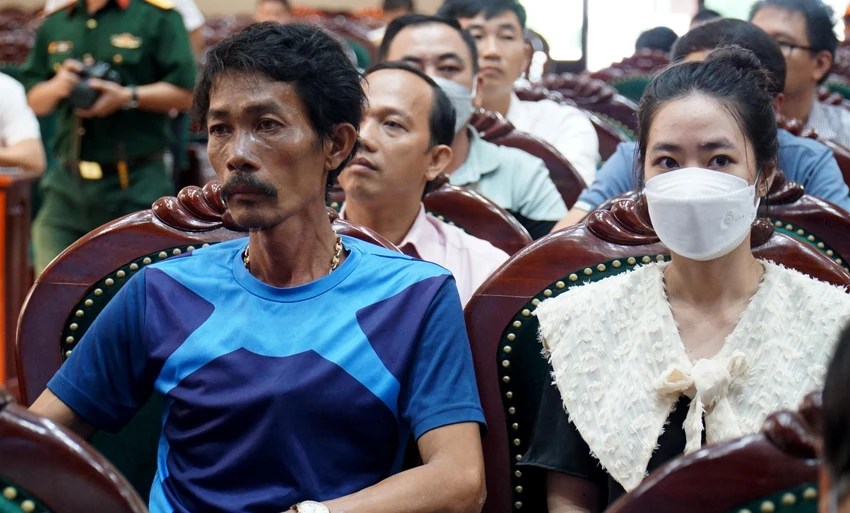 Ông Bùi Văn Toàn được con gái đón về nhà. Ảnh: HUỲNH HẢI. Ông Bùi Văn Toàn được con gái đón về nhà. Ảnh: HUỲNH HẢI.