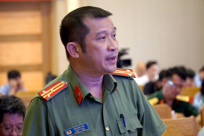 Thượng tá Trần Minh Trúc trả lời tại cuộc họp báo. Ảnh: BT Thượng tá Trần Minh Trúc trả lời tại cuộc họp báo. Ảnh: BT