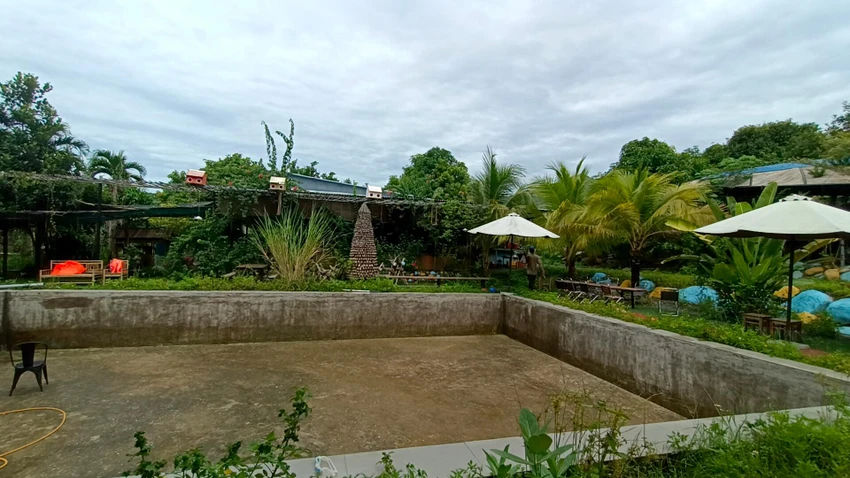 Hồ nước cùng các công trình trong farmstay Dép Tổ Ong. Ảnh: HH. Hồ nước cùng các công trình trong farmstay Dép Tổ Ong. Ảnh: HH.