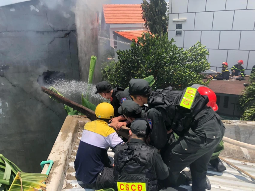 Cảnh sát PCCC đang tiếp cận hiện trường vụ cháy. Ảnh: CÔNG AN. Cảnh sát PCCC đang tiếp cận hiện trường vụ cháy. Ảnh: CÔNG AN.
