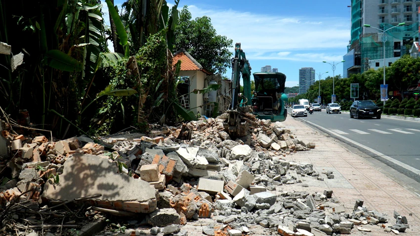 Khu nghỉ mát Evason Ana Mandara Nha Trang đang tháo dỡ hàng rào chắn biển. Ảnh: HUỲNH HẢI. Khu nghỉ mát Evason Ana Mandara Nha Trang đang tháo dỡ hàng rào chắn biển. Ảnh: HUỲNH HẢI.