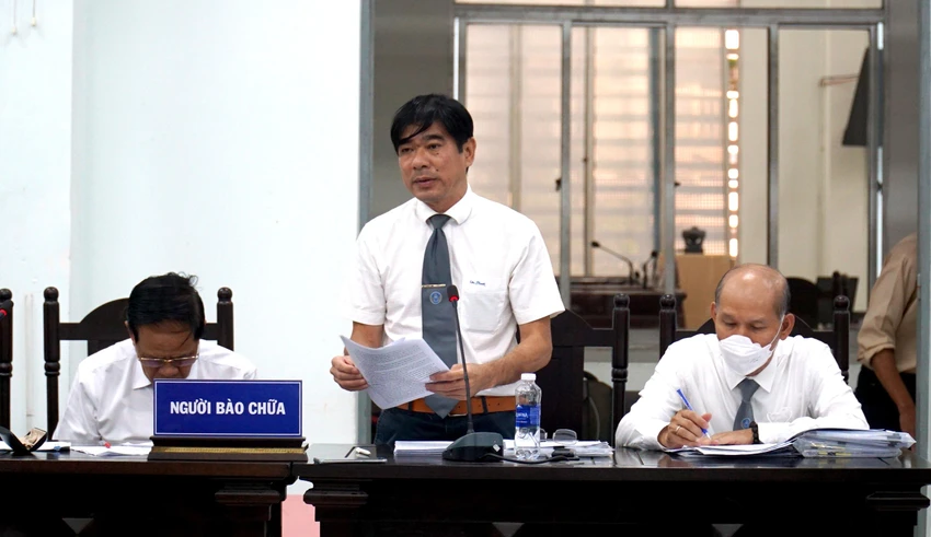 Luật sư bào chữa cho bị cáo Thái đề nghị miễn truy cứu trách nhiệm cho bị cáo.Ảnh: HH Luật sư bào chữa cho bị cáo Thái đề nghị miễn truy cứu trách nhiệm cho bị cáo.Ảnh: HH