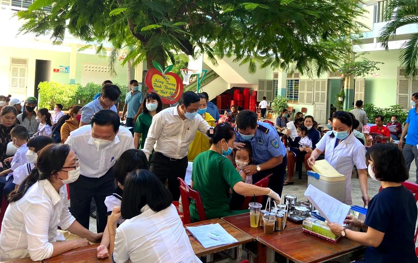 Tăng cường tiêm vaccine vào đầu năm học cho học sinh tiểu học ở Nha Trang. Ảnh: TL Tăng cường tiêm vaccine vào đầu năm học cho học sinh tiểu học ở Nha Trang. Ảnh: TL