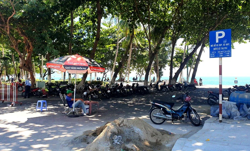 Một bãi giữ xe trên bờ biển Nha Trang. Ảnh: HH Một bãi giữ xe trên bờ biển Nha Trang. Ảnh: HH