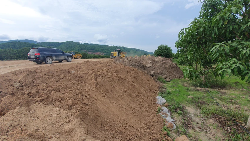 Đại diện nhà đầu tư cho rằng đất phong hóa vẫn để dọc tuyến cao tốc. Ảnh: HUỲNH HẢI. Đại diện nhà đầu tư cho rằng đất phong hóa vẫn để dọc tuyến cao tốc. Ảnh: HUỲNH HẢI.