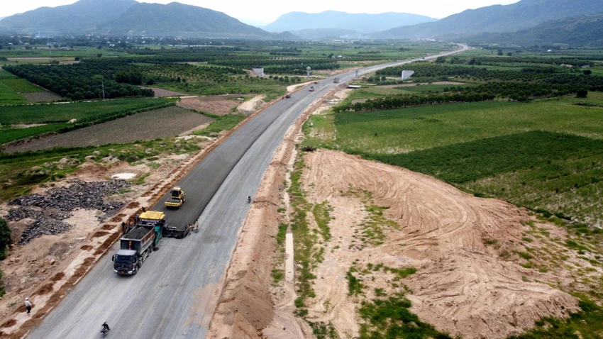 Thi công dự án cao tốc Bắc - Nam qua địa bàn xã Cam Hiệp Nam. Ảnh: HUỲNH HẢI. Thi công dự án cao tốc Bắc - Nam qua địa bàn xã Cam Hiệp Nam. Ảnh: HUỲNH HẢI.