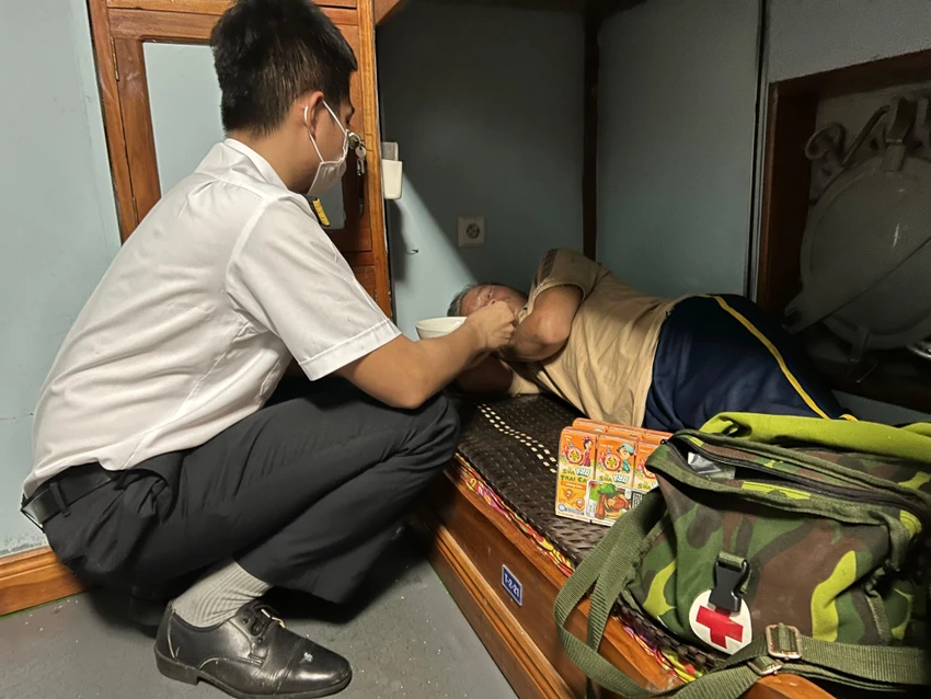 Quân y sơ cứu cho bệnh nhân. Ảnh: NGUYỄN NAM.