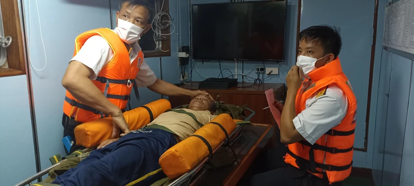 Tàu 416 tiếp nhận ngư dân bị bệnh. Ảnh: NGUYỄN NAM.