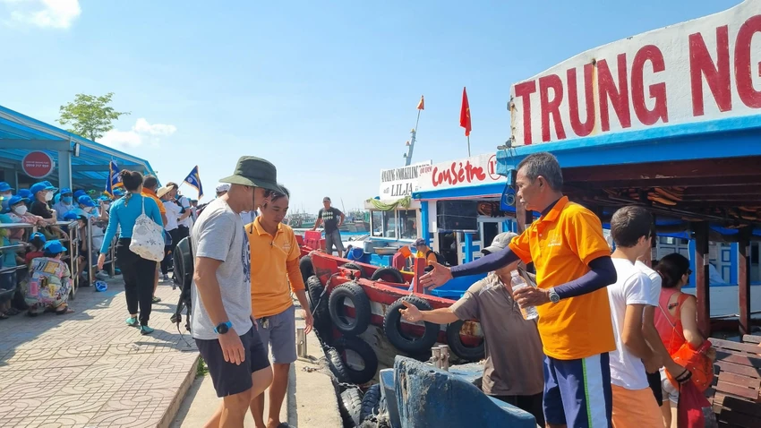 Khách lên tàu đi tham quan các đảo ở TP Nha Trang. Ảnh: TV