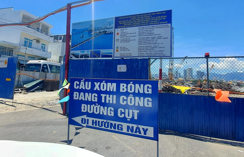 Chặn đường qua cầu Xóm Bóng để làm cầu mới. Ảnh: HH. Chặn đường qua cầu Xóm Bóng để làm cầu mới. Ảnh: HH.