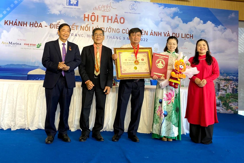 Tổ chức Kỷ lục Việt Nam trao quyết định cho Trung tâm văn hóa - điện ảnh Khánh Hòa. Ảnh: BÍCH NGỌC Tổ chức Kỷ lục Việt Nam trao quyết định cho Trung tâm văn hóa - điện ảnh Khánh Hòa. Ảnh: BÍCH NGỌC