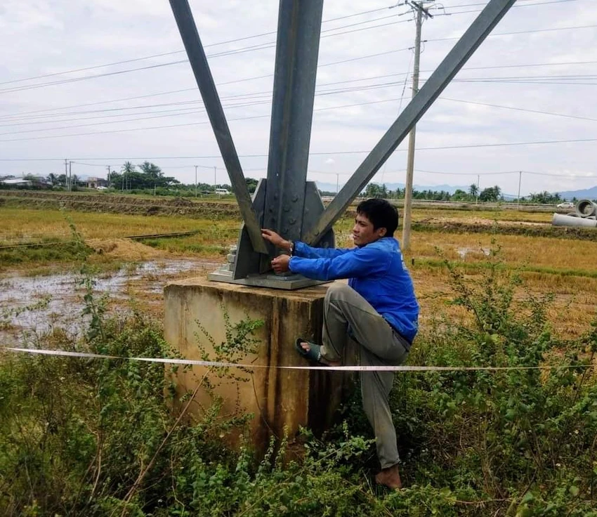 Hướng tại hiện trường thanh giằng bị mất. Ảnh: CA Hướng tại hiện trường thanh giằng bị mất. Ảnh: CA