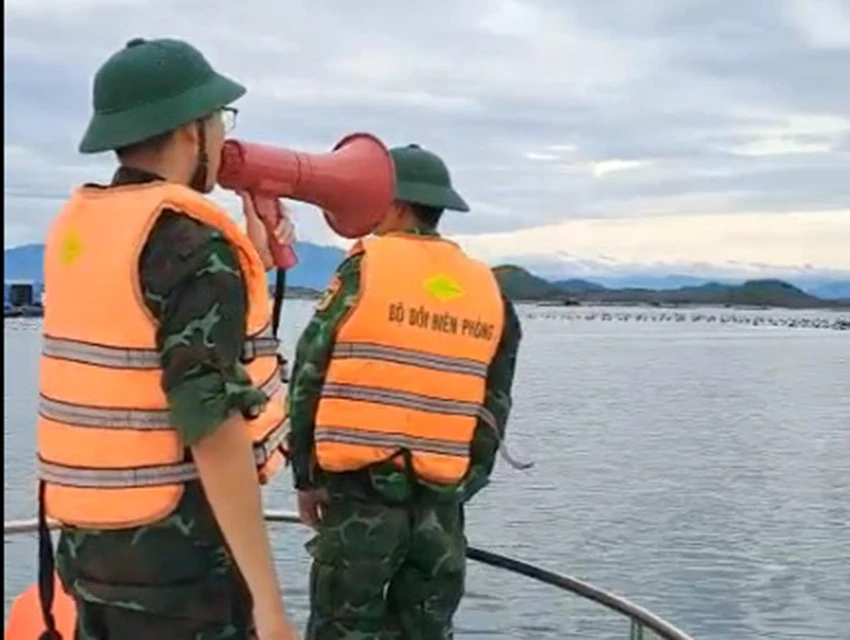 Bộ đội Biên phòng tỉnh Khánh Hòa kêu gọi người dân không ở lại trên lồng bè nuôi trồng thủy sản. Ảnh: THANH KHIÊM Bộ đội Biên phòng tỉnh Khánh Hòa kêu gọi người dân không ở lại trên lồng bè nuôi trồng thủy sản. Ảnh: THANH KHIÊM