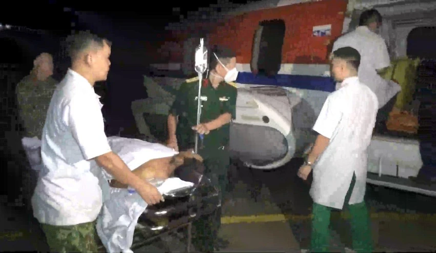 Trực thăng chuẩn bị đưa bệnh nhân vào đất liền. Ảnh: NGUYỄN NINH Trực thăng chuẩn bị đưa bệnh nhân vào đất liền. Ảnh: NGUYỄN NINH