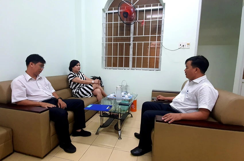 Lãnh đạo phường Tấn Tài xin lỗi bà Yến. Ảnh: HH. Lãnh đạo phường Tấn Tài xin lỗi bà Yến. Ảnh: HH.