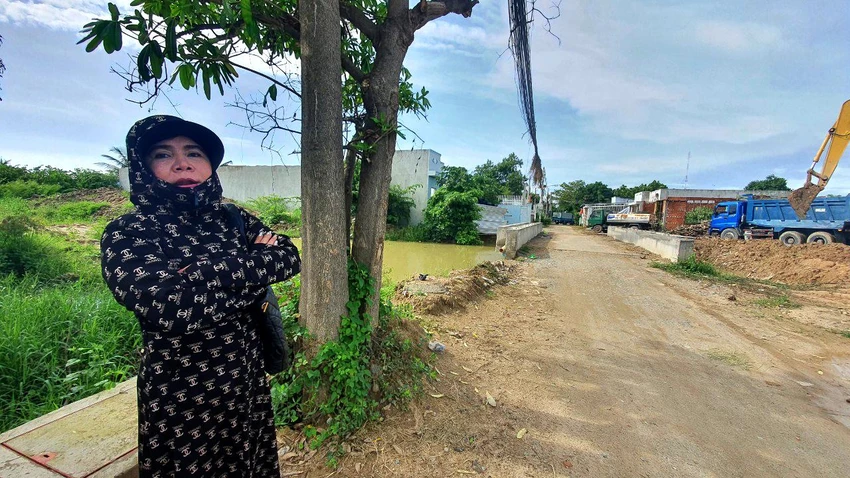 Khu đất của gia đình bà Yến đã được thi công cầu và kênh mương. Ảnh: KN. Khu đất của gia đình bà Yến đã được thi công cầu và kênh mương. Ảnh: KN.