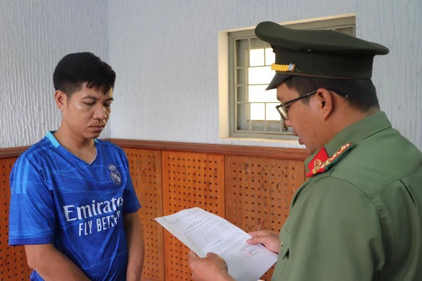 Công an tống đạt quyết định khởi tố, bắt tạm giam Phạm Văn Tiến. Ảnh: CA