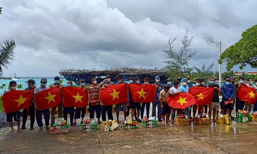 Hải quân tặng cờ và quà cho ngư dân trong bão số 4. Ảnh: HẢI QUÂN Hải quân tặng cờ và quà cho ngư dân trong bão số 4. Ảnh: HẢI QUÂN
