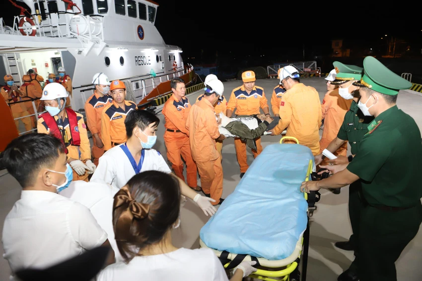 Thuyền viên nước ngoài được đưa vào bờ cấp cứu. Ảnh: XN Thuyền viên nước ngoài được đưa vào bờ cấp cứu. Ảnh: XN