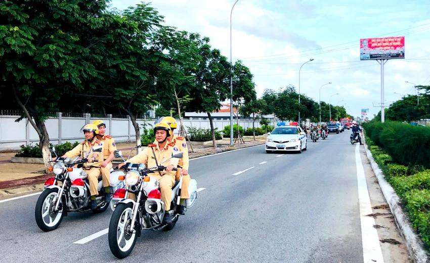 Công an tỉnh Ninh Thuận diễu hành tuyên truyền đợt cao bảo vệ Tết Nguyên đán Quý Mão. Ảnh: CA Công an tỉnh Ninh Thuận diễu hành tuyên truyền đợt cao bảo vệ Tết Nguyên đán Quý Mão. Ảnh: CA