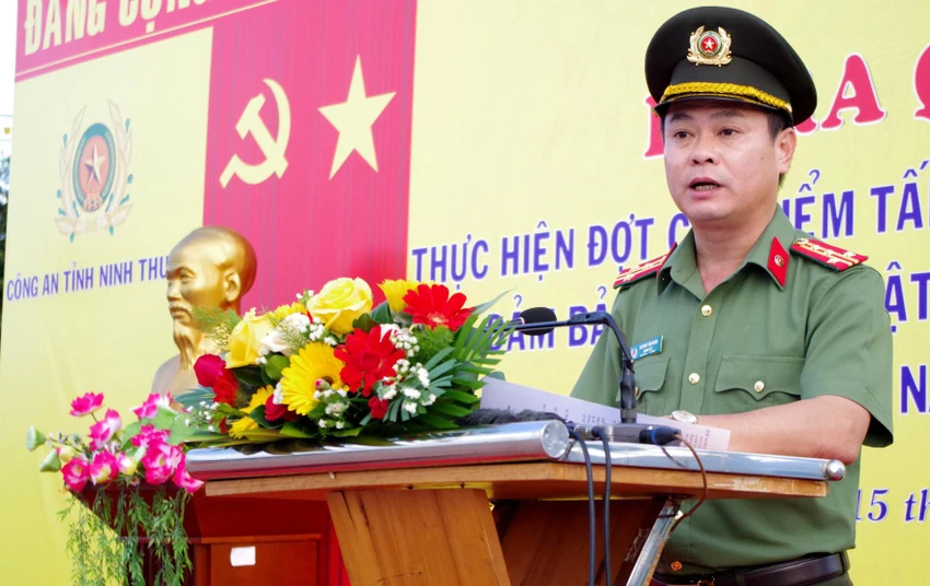 Đại tá Huỳnh Tấn Hạnh phát biểu tại lễ ra quân. Ảnh: CA Đại tá Huỳnh Tấn Hạnh phát biểu tại lễ ra quân. Ảnh: CA