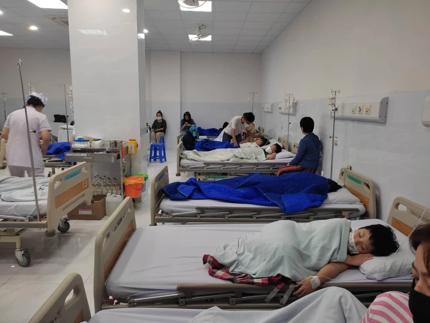 Hàng trăm em học sinh cấp cứu do ngộ độc thực phẩm. Ảnh: HH.