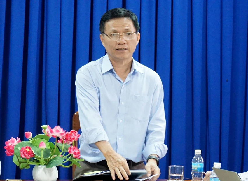 Ông Bùi Xuân Minh thông tin về việc viếng thăm gia đình học sinh iSchool Nha Trang tử vong. Ảnh: HH Ông Bùi Xuân Minh thông tin về việc viếng thăm gia đình học sinh iSchool Nha Trang tử vong. Ảnh: HH
