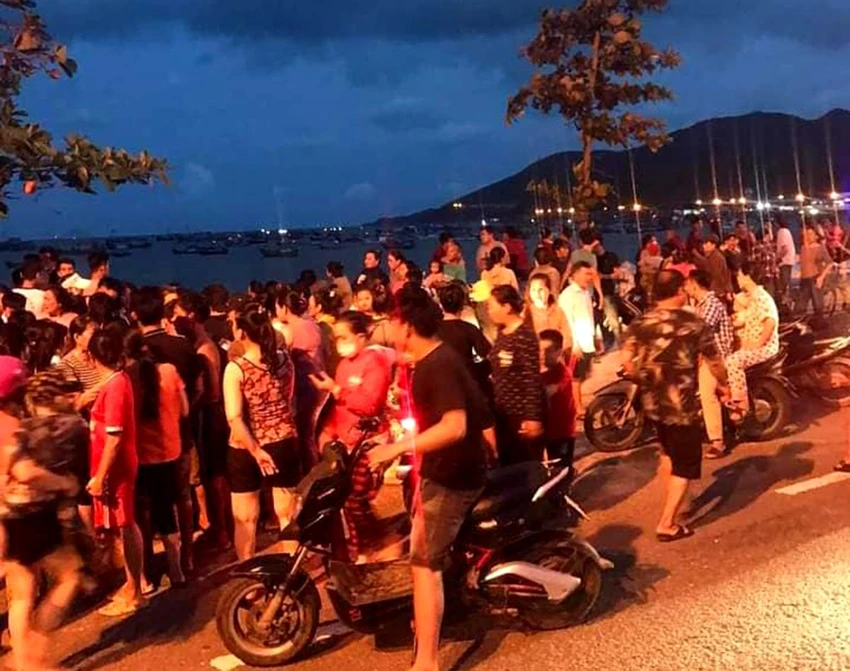 Người dân theo dõi việc tìm kiếm nam sinh lớp 6 mất tích. Ảnh: DÂN SINH. Người dân theo dõi việc tìm kiếm nam sinh lớp 6 mất tích. Ảnh: DÂN SINH.