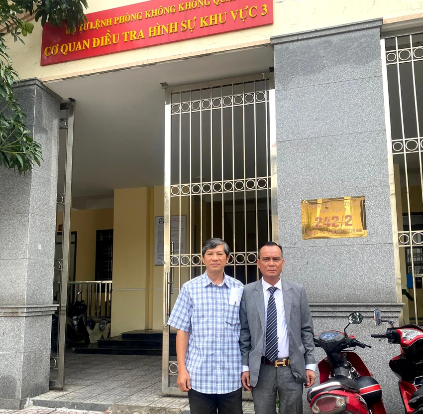 Ông Hồ Hoàng Hùng cùng luật sư gửi đơn tố giác đến cơ quan điều tra. Ảnh: NVCC.