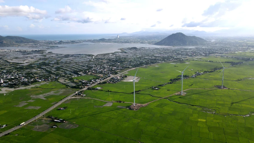 Nghị quyết xây dựng tỉnh Ninh Thuận thành Trung tâm năng lượng, năng lượng tái tạo của cả nước đặt chỉ tiêu giai đoạn đến năm 2025 tổng công suất tăng thêm khoảng 3.000 MW để đạt công suất tích lũy 6.500 MW. Trong đó, điện mặt trời đạt 3.440 MW, điện gió trên bờ và gần bờ đạt 1.200 MW, thủy điện chiến 360 MW và điện khí LNG chiếm 1.500 MW. Sản lượng điện sản xuất đạt 11,2 tỉ kWh. Nghị quyết xây dựng tỉnh Ninh Thuận thành Trung tâm năng lượng, năng lượng tái tạo của cả nước đặt chỉ tiêu giai đoạn đến năm 2025 tổng công suất tăng thêm khoảng 3.000 MW để đạt công suất tích lũy 6.500 MW. Trong đó, điện mặt trời đạt 3.440 MW, điện gió trên bờ và gần bờ đạt 1.200 MW, thủy điện chiến 360 MW và điện khí LNG chiếm 1.500 MW. Sản lượng điện sản xuất đạt 11,2 tỉ kWh.