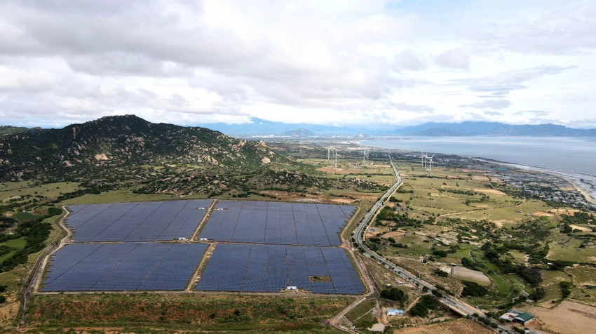 Đến năm 2030, tỉnh Ninh Thuận định hướng tổng công suất các nhà máy điện tăng thêm khoảng 5.300MW, nâng quy mô công suất nguồn điện toàn tỉnh đạt 11.800MW, giải quyết 7,3% nhu cầu việc làm. Đạt mục tiêu xây dựng Ninh Thuận trở thành Trung tâm năng lượng, năng lượng tái tạo bền vững. Đến năm 2030, tỉnh Ninh Thuận định hướng tổng công suất các nhà máy điện tăng thêm khoảng 5.300MW, nâng quy mô công suất nguồn điện toàn tỉnh đạt 11.800MW, giải quyết 7,3% nhu cầu việc làm. Đạt mục tiêu xây dựng Ninh Thuận trở thành Trung tâm năng lượng, năng lượng tái tạo bền vững.
