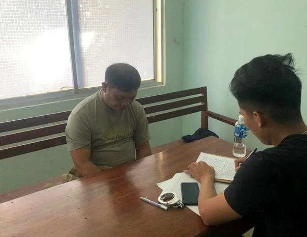 Vinh đang nhận tiền để lừa chạy án thì bị công an bắt giữ. Ảnh: CÔNG AN.