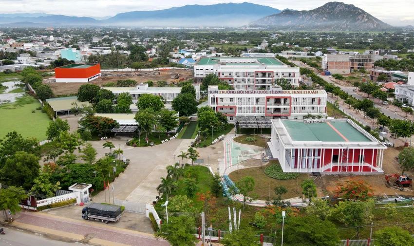 Hai ngôi trường riêng biệt nhưng nằm trong một khu đất của dự án. Ảnh: H.H