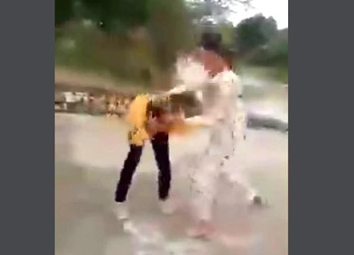 Em T bị thiếu nữ túm tóc đánh liên tiếp vào mặt. Ảnh cắt từ clip. Em T bị thiếu nữ túm tóc đánh liên tiếp vào mặt. Ảnh cắt từ clip.