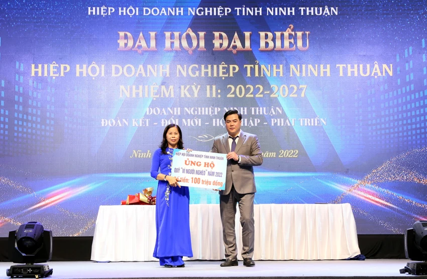 Hiệp hội Doanh nghiệp tỉnh Ninh Thuận tặng 100 triệu cho Quỹ Vì người nghèo. Ảnh: CTV. Hiệp hội Doanh nghiệp tỉnh Ninh Thuận tặng 100 triệu cho Quỹ Vì người nghèo. Ảnh: CTV.