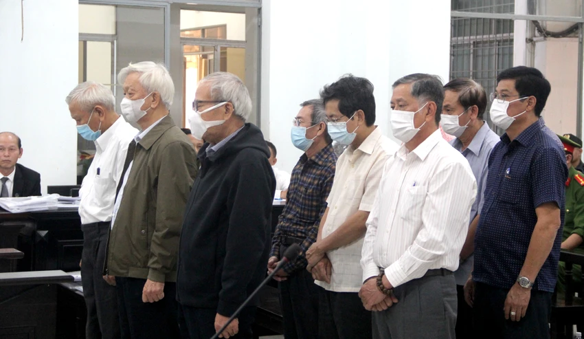Các bị cáo nghe VKS luận tội. Ảnh: CTV Các bị cáo nghe VKS luận tội. Ảnh: CTV