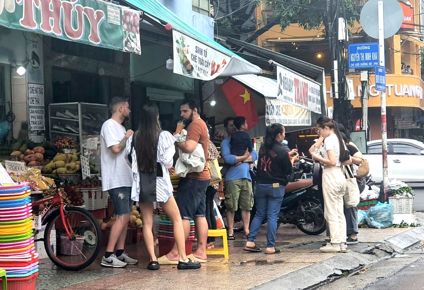 Nhóm du khách nước ngoài trên đường phố Nha Trang. Ảnh: HH.