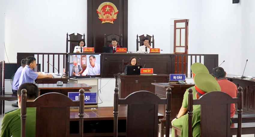 HĐXX cho các bị cáo xem lại băng ghi hình lấy lời khai. Ảnh: HH HĐXX cho các bị cáo xem lại băng ghi hình lấy lời khai. Ảnh: HH