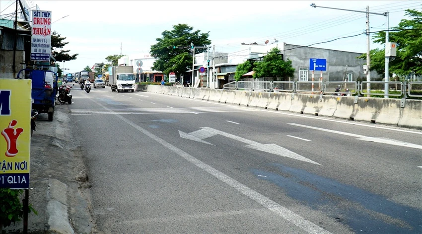 Quốc lộ 1 đoạn qua thị trấn Phước Dân, tỉnh Ninh Thuận. Ảnh: HH. Quốc lộ 1 đoạn qua thị trấn Phước Dân, tỉnh Ninh Thuận. Ảnh: HH.