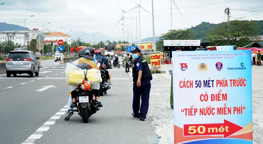Bảng hướng dẫn cách 50 m trước điểm tiếp nước. Ảnh: HH Bảng hướng dẫn cách 50 m trước điểm tiếp nước. Ảnh: HH