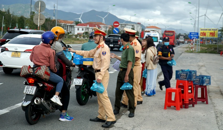 Điểm hỗ trợ người dân làm ăn xa về quê ăn Tết. Ảnh: HH Điểm hỗ trợ người dân làm ăn xa về quê ăn Tết. Ảnh: HH