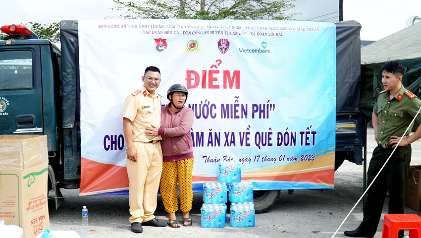 Người dân hỗ trợ nước uống cho Công an hỗ trợ người dân. Ảnh: HH Người dân hỗ trợ nước uống cho Công an hỗ trợ người dân. Ảnh: HH
