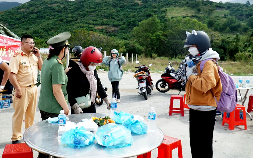 Chúc Tết và dặn dò người dân về quê an toàn. Ảnh: HH Chúc Tết và dặn dò người dân về quê an toàn. Ảnh: HH