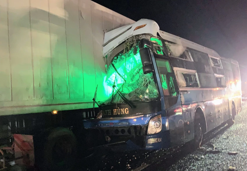 Xe khách đâm vào đuôi xe container. Ảnh: NÚI XANH. Xe khách đâm vào đuôi xe container. Ảnh: NÚI XANH.