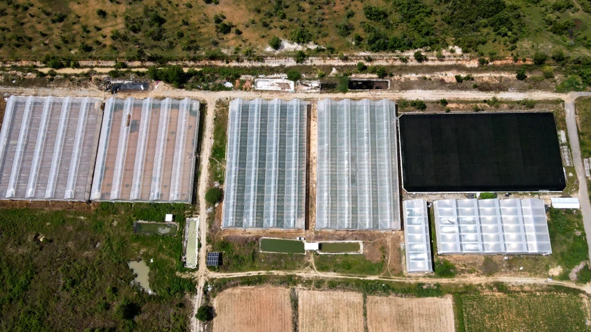 Trao đổi với PV, ông Đặng Kim Cương, Giám đốc Sở Nông nghiệp và phát triển nông thôn tỉnh Ninh Thuận, nhằm tiếp nối thành quả đã đạt được, hiện thực hóa các mục tiêu trong chiến lược thủy lợi Việt Nam đến năm 2030, tầm nhìn đến năm 2045 của Chính phủ, cũng như thực hiện Nghị quyết của tỉnh về Đẩy mạnh cơ cấu lại ngành nông nghiệp gắn với chương trình thích ứng biến đổi khí hậu, xây dựng nông thôn mới, đáp ứng nhu cầu cấp nước phục vụ cho các nhà máy nước sinh hoạt, sản xuất công nghiệp và dân sinh kinh tế trên địa bàn tỉnh. Sở đã chỉ đạo Công ty TNHH MTV khai thác công trình thủy lợi vận hành điều tiết nước hợp lý phục vụ sản xuất nông nghiệp và các kinh tế khác trên địa bàn tỉnh; có giải pháp nâng cao năng lực chuyên môn, nghiệp vụ, kỹ năng quản lý cho đội ngũ cán bộ người lao động phục vụ công tác vận hành đáp ứng yêu cầu áp dụng tiến độ khoa học kỹ thuật trong tình hình mới. Trao đổi với PV, ông Đặng Kim Cương, Giám đốc Sở Nông nghiệp và phát triển nông thôn tỉnh Ninh Thuận, nhằm tiếp nối thành quả đã đạt được, hiện thực hóa các mục tiêu trong chiến lược thủy lợi Việt Nam đến năm 2030, tầm nhìn đến năm 2045 của Chính phủ, cũng như thực hiện Nghị quyết của tỉnh về Đẩy mạnh cơ cấu lại ngành nông nghiệp gắn với chương trình thích ứng biến đổi khí hậu, xây dựng nông thôn mới, đáp ứng nhu cầu cấp nước phục vụ cho các nhà máy nước sinh hoạt, sản xuất công nghiệp và dân sinh kinh tế trên địa bàn tỉnh. Sở đã chỉ đạo Công ty TNHH MTV khai thác công trình thủy lợi vận hành điều tiết nước hợp lý phục vụ sản xuất nông nghiệp và các kinh tế khác trên địa bàn tỉnh; có giải pháp nâng cao năng lực chuyên môn, nghiệp vụ, kỹ năng quản lý cho đội ngũ cán bộ người lao động phục vụ công tác vận hành đáp ứng yêu cầu áp dụng tiến độ khoa học kỹ thuật trong tình hình mới.