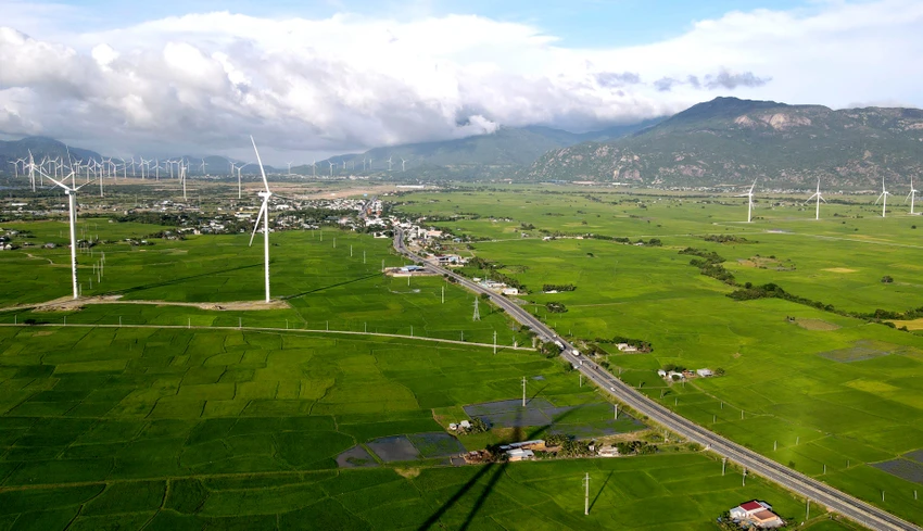 "Diện tích cấp nước của công ty lên đến hơn 73.000 ha tính vào năm 2021, tăng bình quân hàng năm trên dưới khoảng 2,5% so với kế hoạch UBND tỉnh giao. Đồng thời, còn phục vụ cấp nước cho sinh hoạt, chăn nuôi, dịch vụ và các ngành kinh tế trọng điểm của tỉnh với tổng sản lượng mỗi năm hơn 22 triệu m3 nước"- ông Xưng cho hay. "Diện tích cấp nước của công ty lên đến hơn 73.000 ha tính vào năm 2021, tăng bình quân hàng năm trên dưới khoảng 2,5% so với kế hoạch UBND tỉnh giao. Đồng thời, còn phục vụ cấp nước cho sinh hoạt, chăn nuôi, dịch vụ và các ngành kinh tế trọng điểm của tỉnh với tổng sản lượng mỗi năm hơn 22 triệu m3 nước"- ông Xưng cho hay.