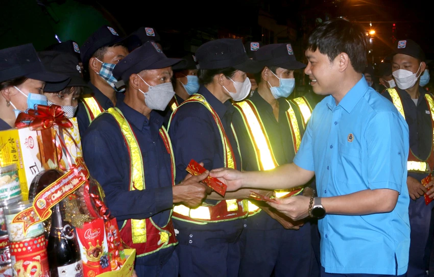 Ông Nam lì xì các công nhân vệ sinh tại chợ Xóm Mới. Ảnh: VÂN TRẦN. Ông Nam lì xì các công nhân vệ sinh tại chợ Xóm Mới. Ảnh: VÂN TRẦN.