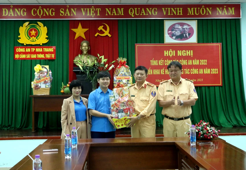 LĐLĐ tỉnh Khánh Hòa chúc Tết Đội CSGT, Trật tự Công an TP Nha Trang. Ảnh: VÂN TRẦN. LĐLĐ tỉnh Khánh Hòa chúc Tết Đội CSGT, Trật tự Công an TP Nha Trang. Ảnh: VÂN TRẦN.